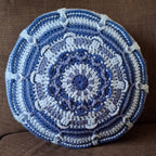 Handgehaakt mandala kussen Blue Serenity in blauwtinten – handgehaakt kussen