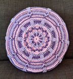 Gehaakt rond mandala kussen Dahlia – haakpatroon kussen