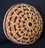 Gehaakt rond mandala kussen Daisy – haakpatroon kussen
