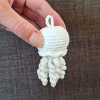 Gehaakte kwal Jellyfish als sleutelhanger – gratis haakpatroon sleutelhanger